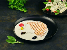 Cotlet de porc cu sos gorgonzola
