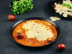 Pollo a la parmegiana cu sos de roșii