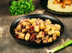 Tigaie picantă de porc și pui & cartofi țărănești