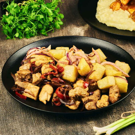 Tigaie picantă de porc și pui & cartofi țărănești