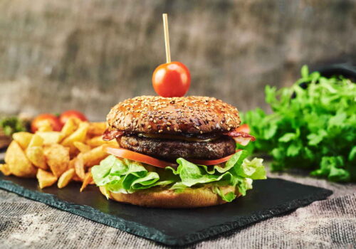 Cheeseburger cu bacon, ceapă caramelizată